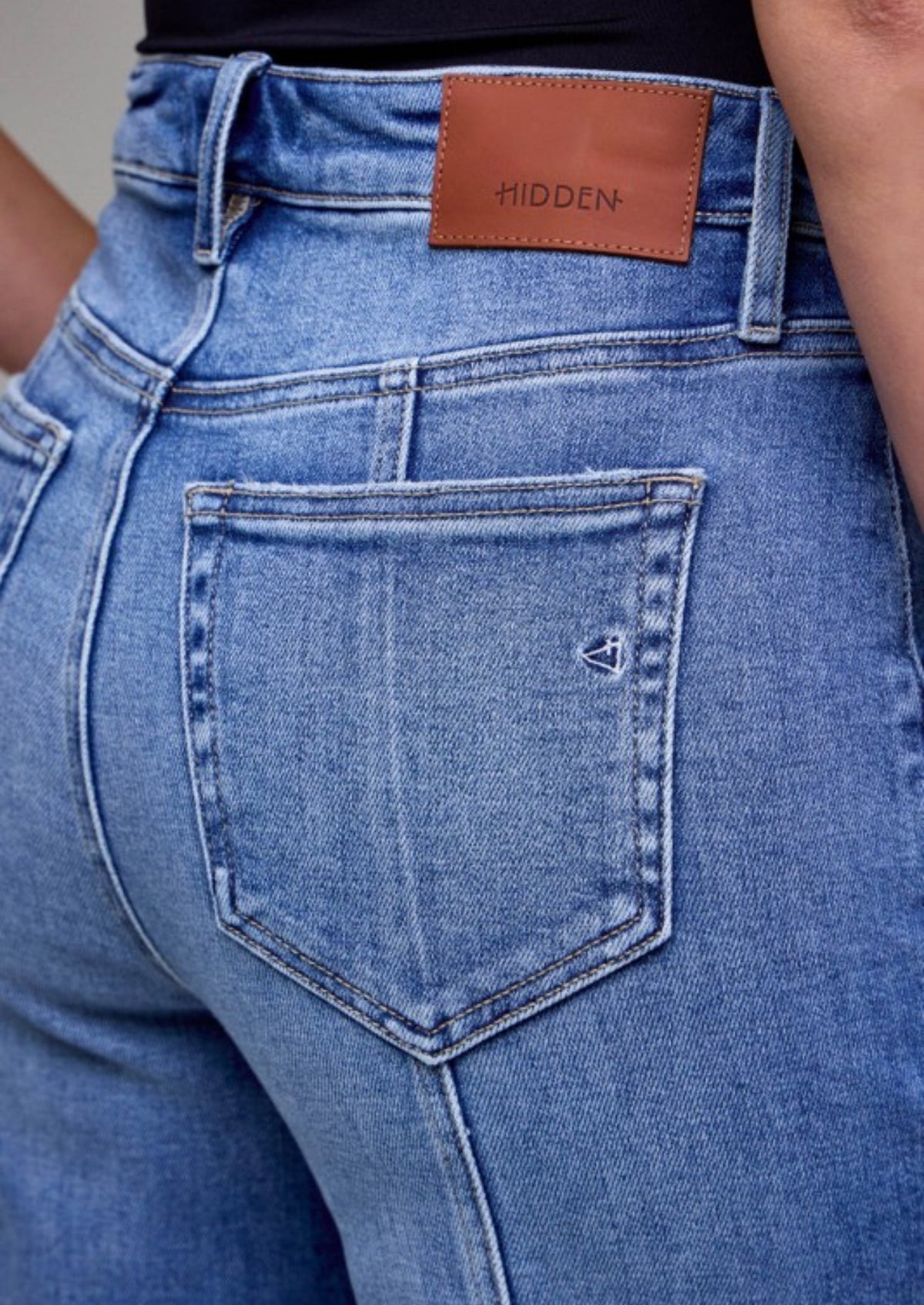 Logan R Net Washing Logan Medium Wash Seam Denim – Society