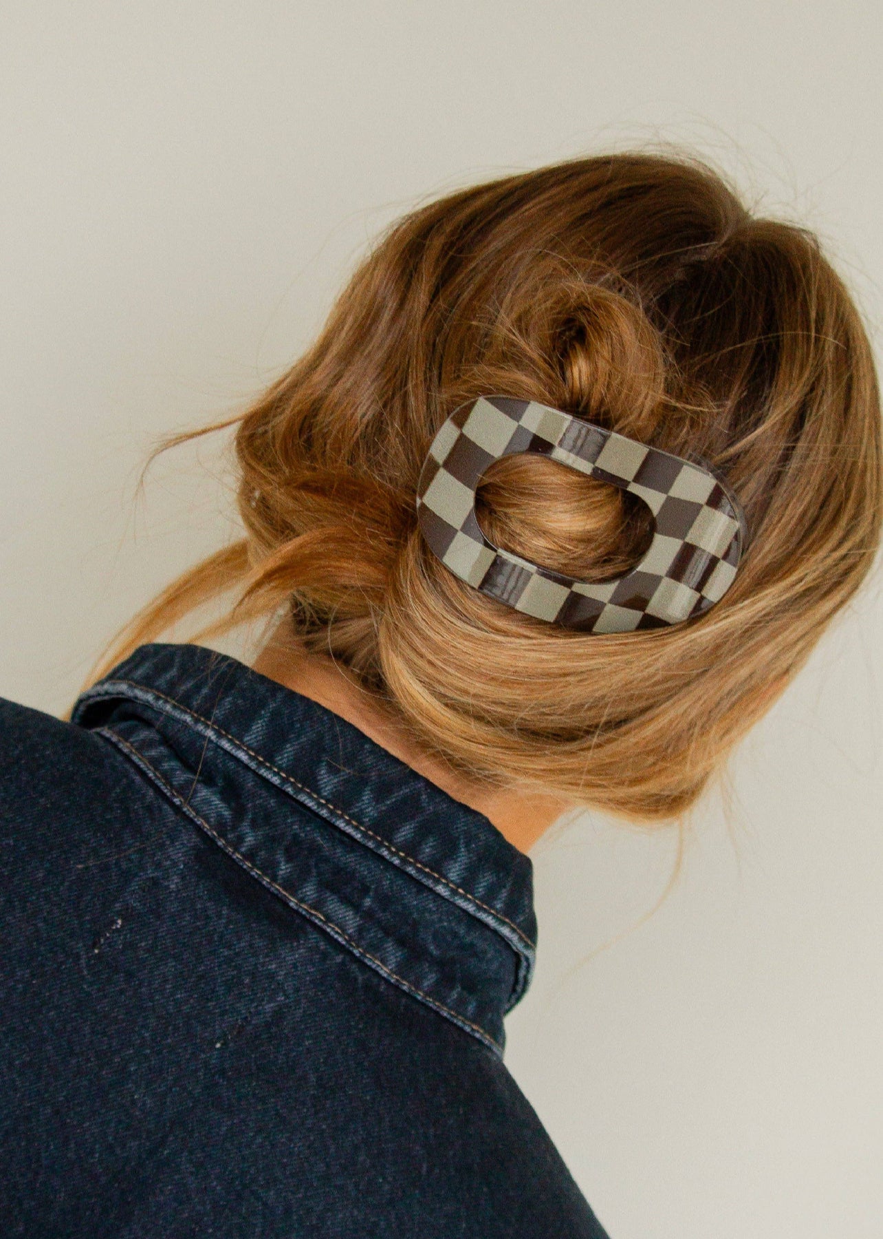 Checkered Circle Cutout Flat Claw Clip: Black Check