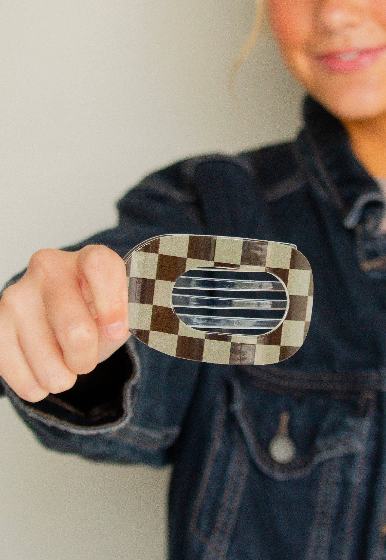 Checkered Circle Cutout Flat Claw Clip: Black Check